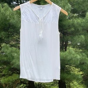 Q & A White Sleeveless Top with Tassel Tie Neck Sz S